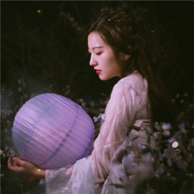 黑白伤感女生动漫头像图片