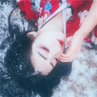 黑白伤感女生动漫头像图片