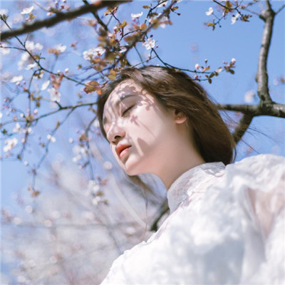 黑白伤感女生动漫头像图片