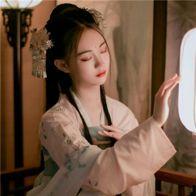 黑白伤感女生动漫头像图片