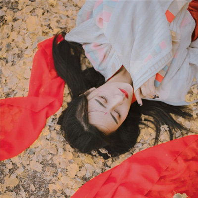 黑白伤感女生动漫头像图片