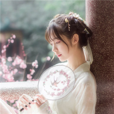 黑白伤感女生动漫头像图片