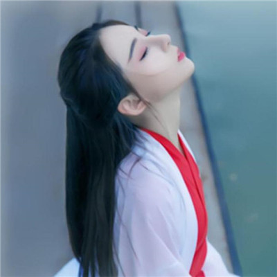黑白伤感女生动漫头像图片