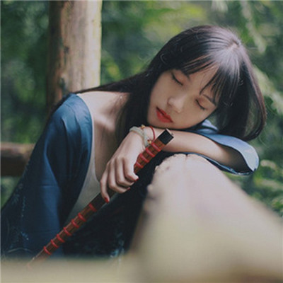 黑白伤感女生动漫头像图片