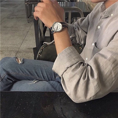 全身不露脸的颓废吸烟头像男生图片