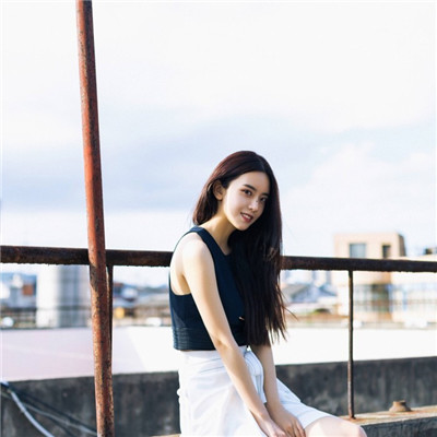 卷发女生侧脸头像女生图片
