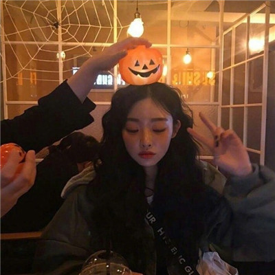 头顶摆v手势女生头像图片