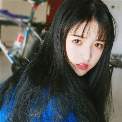 个性女生全身锁骨头像图片