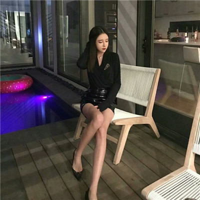 qq女生头像剪刀手戴帽图片