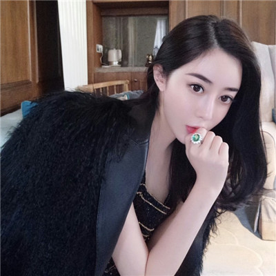 qq女生头像剪刀手戴帽图片
