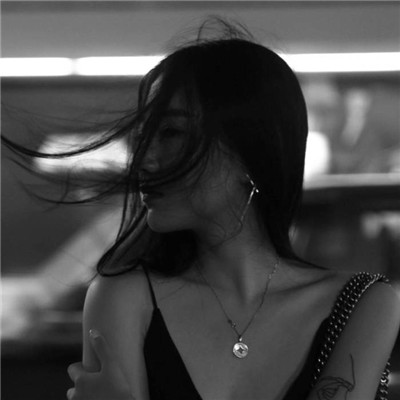 qq女生头像剪刀手戴帽图片