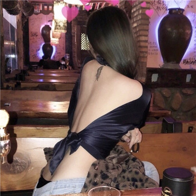 qq女生头像剪刀手戴帽图片