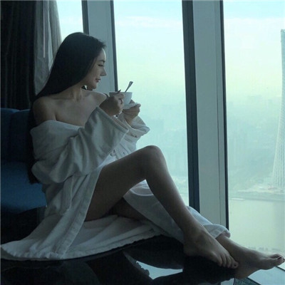 qq女生头像剪刀手戴帽图片