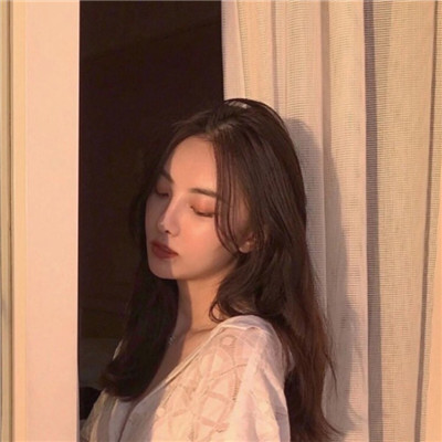 qq女生带字头像情侣图片