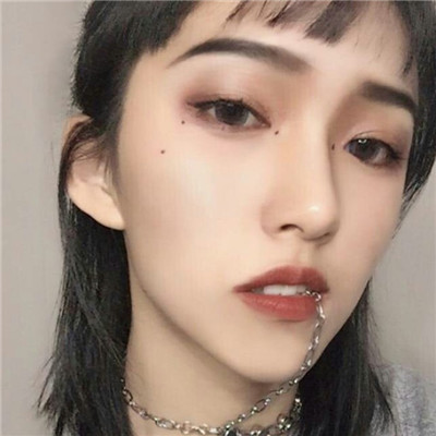 女生抽烟伤感带字头像图片
