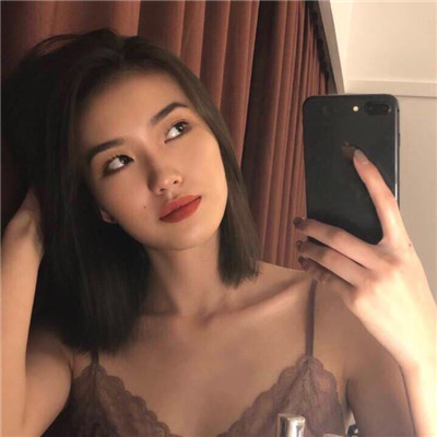 女生抽烟伤感带字头像图片
