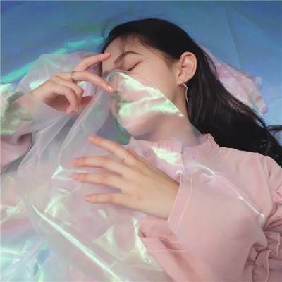 女生头像半身白色衣服图片