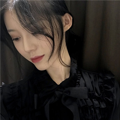 女生动漫黑白背影头像图片