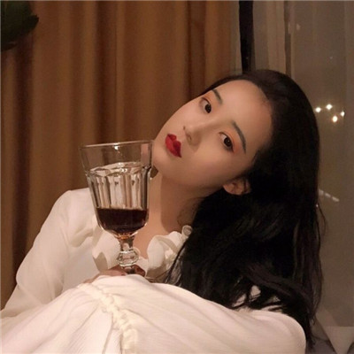 女生动漫黑白背影头像图片