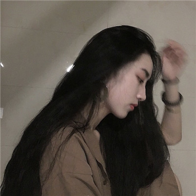 女生动漫黑白背影头像图片