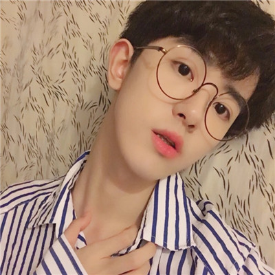 失落伤感头像男高清无水印姓何的专属头像男生动漫图片