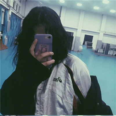 短发女生背影头像唯美图片