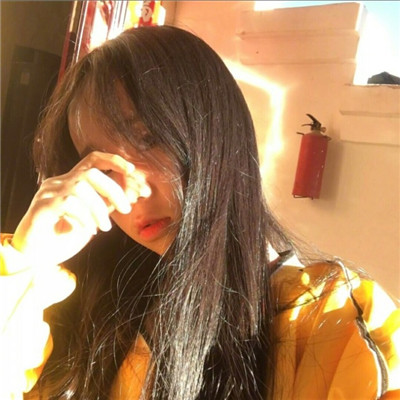 短发女生背影头像唯美图片