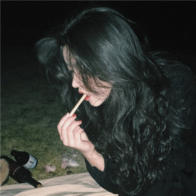 qq头像女生黑白影子图片