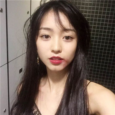 女生白底简约动漫头像图片