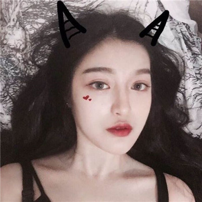 女生白底简约动漫头像图片