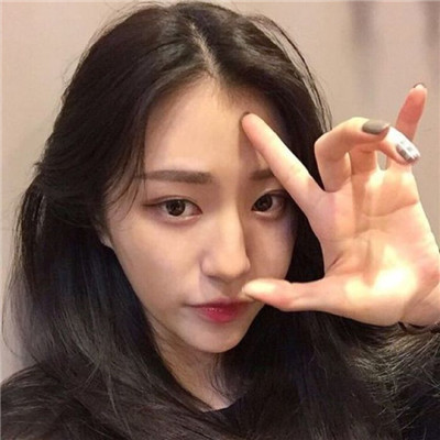 女生白底简约动漫头像图片