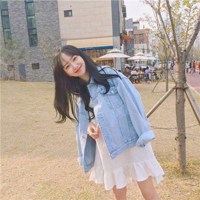 qq女生头像拿着手机图片