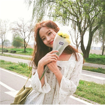 qq女生头像拿着手机图片
