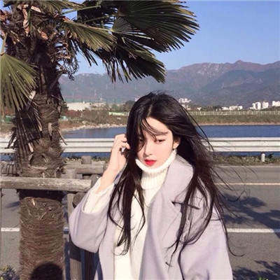 qq女生头像拿着手机图片
