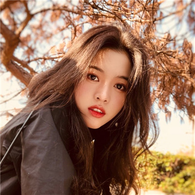 qq女生头像拿着手机图片