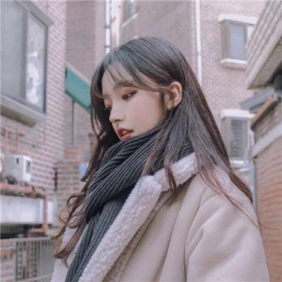 qq女生头像拿着手机图片