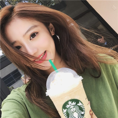 qq女生头像拿着手机图片