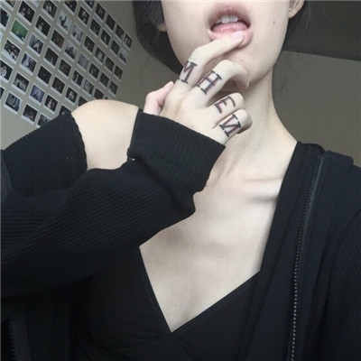 女生头像手拿鲜花高清图片