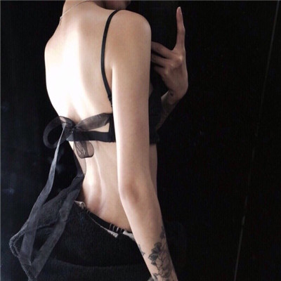 女生头像手拿鲜花高清图片
