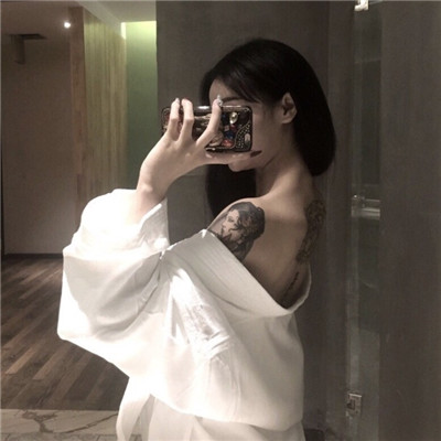 女生头像手拿鲜花高清图片