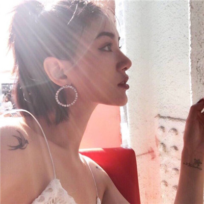 女生头像手拿鲜花高清图片