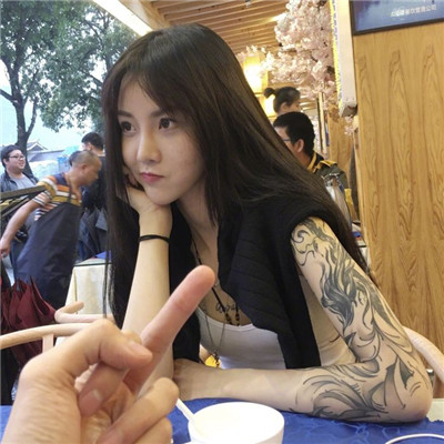 女生头像手拿鲜花高清图片