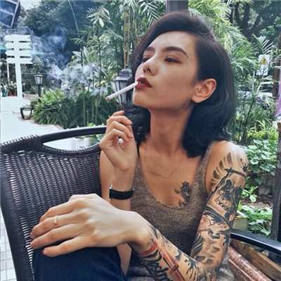 女生头像手拿鲜花高清图片