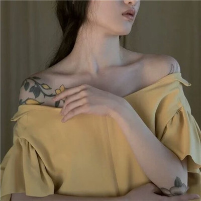 女生头像手拿鲜花高清图片