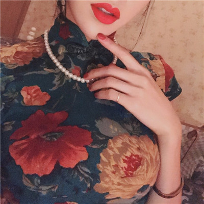 拿照相机的女生qq头像图片
