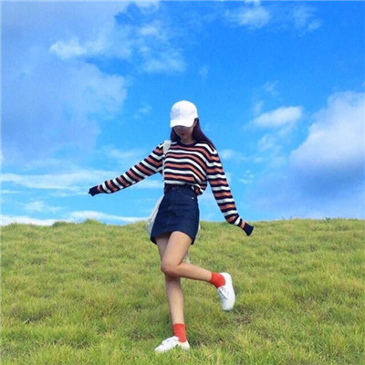 拿照相机的女生qq头像图片