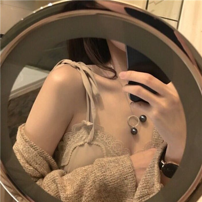 图中图女生带字qq头像图片