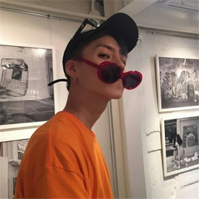 2018最火快手头像带红色手链的男生头像图片