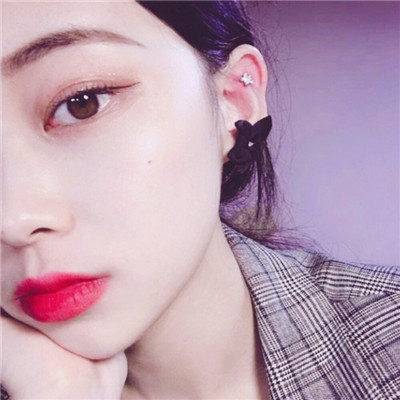 卷发女生侧脸头像女生图片