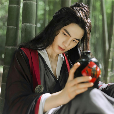 最新微信古风男生头像坐着后背
